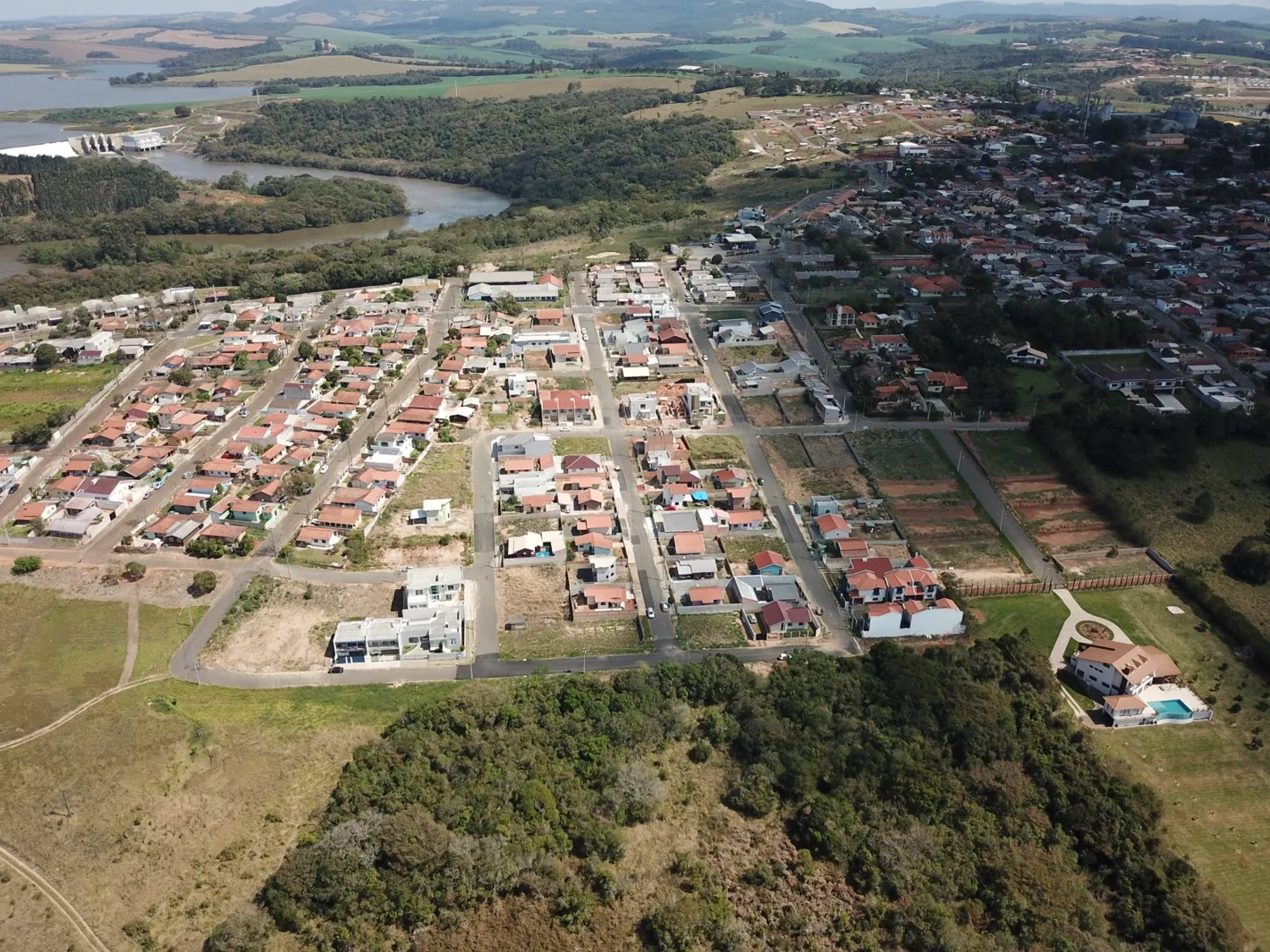 Vista aérea de bairro formado em loteamento da Bella Casa no Paraná